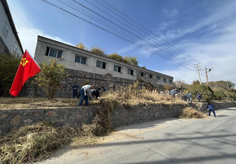 有工投黨員干部、團(tuán)員青年的耕耘那處便是公司最美麗的一角-----物產(chǎn)工投公司開展環(huán)境專項(xiàng)整治主題黨日、團(tuán)日活動(dòng)