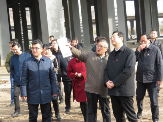 省委常委、西寧市委書記王曉在青海省物產(chǎn)集團(tuán)總公司黨委書記、總經(jīng)理王玉輝陪同下，深入青海物產(chǎn)朝陽物流園區(qū)。